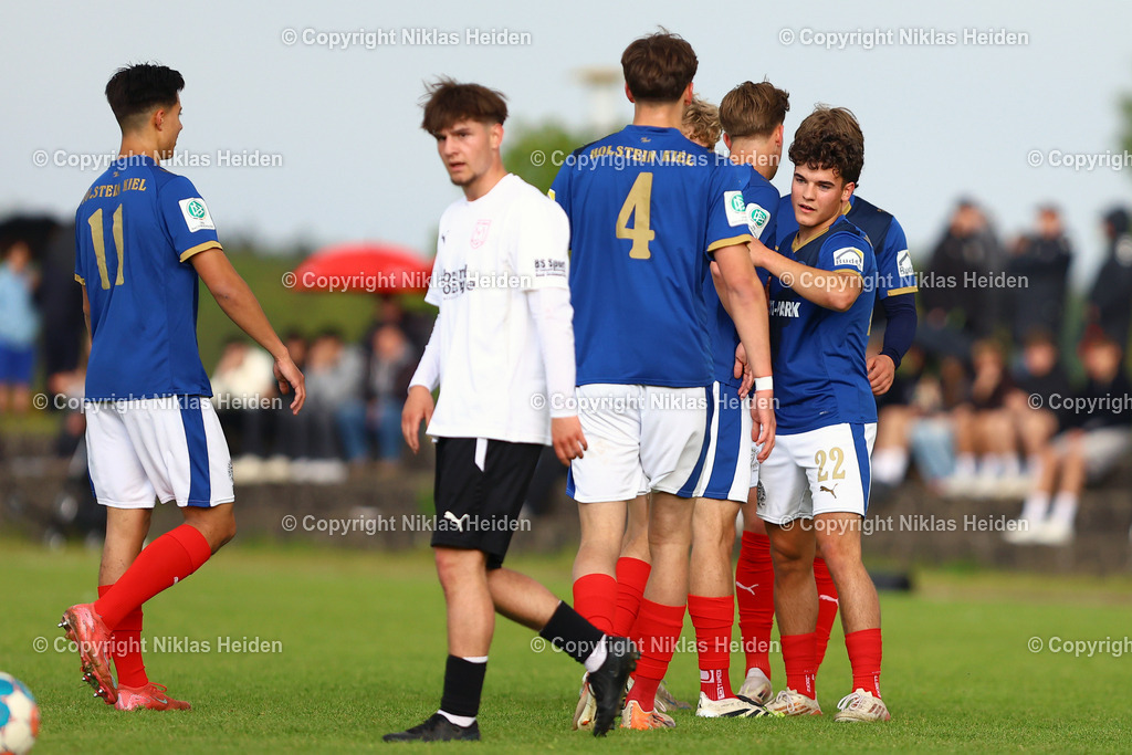 NH_JFVLübeckU19_HolsteinKielU19_SHFVLandespokal_14052026 | #22 Mark Richter Monserrat (Holstein Kiel U19) bejubelt mit seinen Teamkollegen seinen Treffer zum 0:1.Fußball I Junioren I SHFV-Landespokal (A-Junioren) I Saison 2025-2026 I Finale I JFV Lübeck U19 - Holstein Kiel U19 I 14.05.2026 I Uwe-Seeler-Fußball-Park