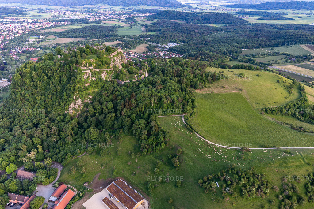 Luftbild: Hotel Restaurant Hohentwiel am Hohentwiel(ein erloschener Vulkan) mit Festungsruine von 914 und Panoramablick in Singen im Bundesland Baden-Württemberg in Deutschland.Foto: IMG_131818.jpg vom 25.05.2022 durch Werner Riehm/FLY-FOTO.dehotel-hohentwiels Webseite!Festungsruine Hohentwiel