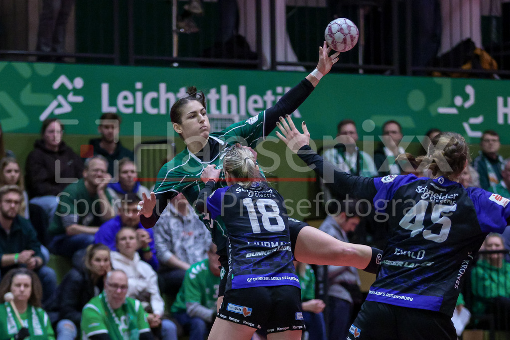 Handball, 2. Bundesliga Frauen, SV Werder Bremen - ESV 1927 Regensburg | v.li.: Anna Lena Bergmann (SV Werder Bremen, 25) am Ball, Spielszene, Aktion, Action, Maxie-Leonie Fuhrmann (ESV 1927 Regensburg, 18), Sophia Ewald (ESV 1927 Regensburg, 45)