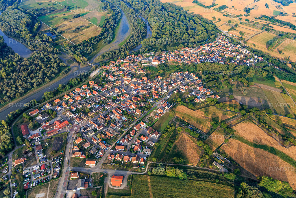Vue aérienne: Vue d'ensemble du village depuis le nord-est, sur les rives de la rivière Sauer à Munchhausen dans le département Bas Rhin, France – .Photo: IMG_008747.jpg prise le 20/09/2020 par Werner Riehm/FLY-FOTO.eu – Résolution de l'original: 5472 x 3648 px