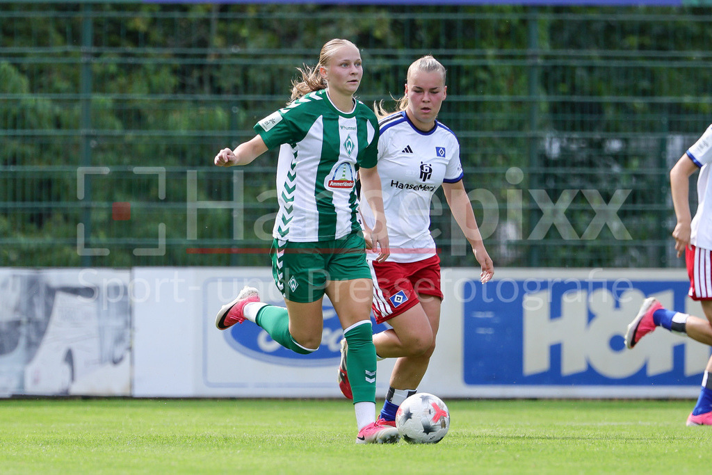 Fussball, Testspiel Frauen, SV Werder Bremen - Hamburger SV | v.li.: Isabella Jaron (SV Werder Bremen, 11) und Svea Stoldt (Hamburger SV, HSV, 8) im Zweikampf, Duell, Dynamik, Aktion, Action, Spielszene