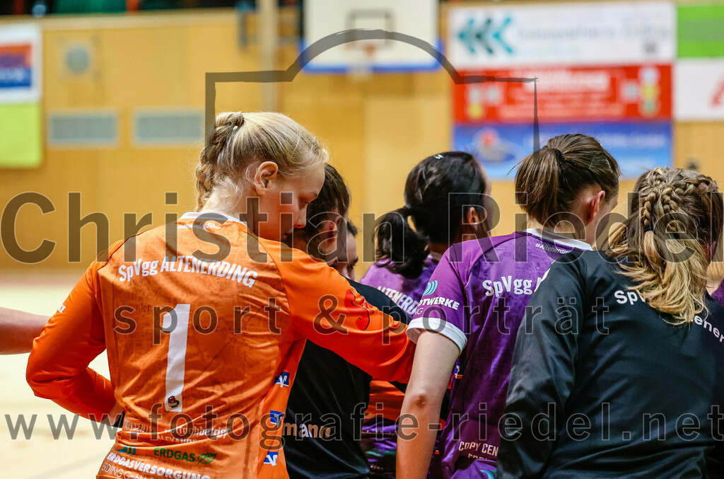 2023-12-09_011_SpVgg_Altenerding_gegen_HSG_Freising-Neufahrn | Erding, Deutschland, 09.12.2023:
Handball, Bezirksoberliga Frauen Altbayern 2023 / 2024, 9. Spieltag, SpVgg Altenerding gegen HSG Freising-Neufahrn, Endergebnis: 29:28

Torfrau Hanna Obermair (SpVgg Altenerding, #1)

Foto: Christian Riedel / fotografie-riedel.net