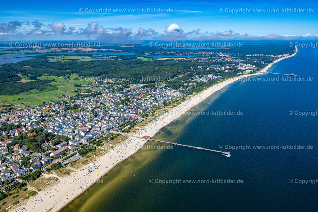 Ahlbeck_Kaiserbad_Usedom_ELS_7681100822 | SEEBAD HERINGSDORF 10.08.2022 Sand und Strand- Landschaft an der Seebrücke der Ostsee in Seebad Heringsdorf auf der Insel Usedom im Bundesland Mecklenburg-Vorpommern. Weiterführende Informationen bei: Gemeinde Ostseebad Heringsdorf. // Sand and beach landscape on the pier of Baltic Sea in Seebad Heringsdorf on the island of Usedom in the state Mecklenburg - Western Pomerania. Further information at: Gemeinde Ostseebad Heringsdorf. Foto: Martin Elsen
