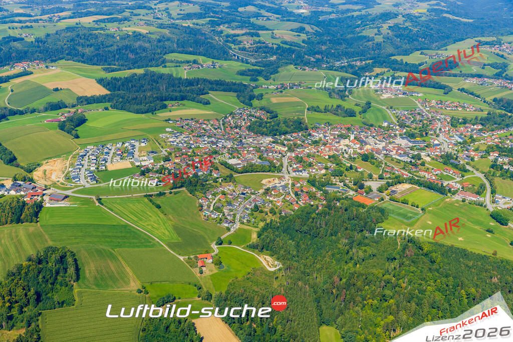 Luftaufnahme von Hutthurm - Die Luftaufnahme wurde 2025 vom UL-Flugzeug heraus erstellt ( keine Drohne ) - Hochauflösende Luftaufnahme - für professionelle Ausdrucke geeignet. Die Geschenkidee !Mit Lizenz und Bildrechte bestellbar