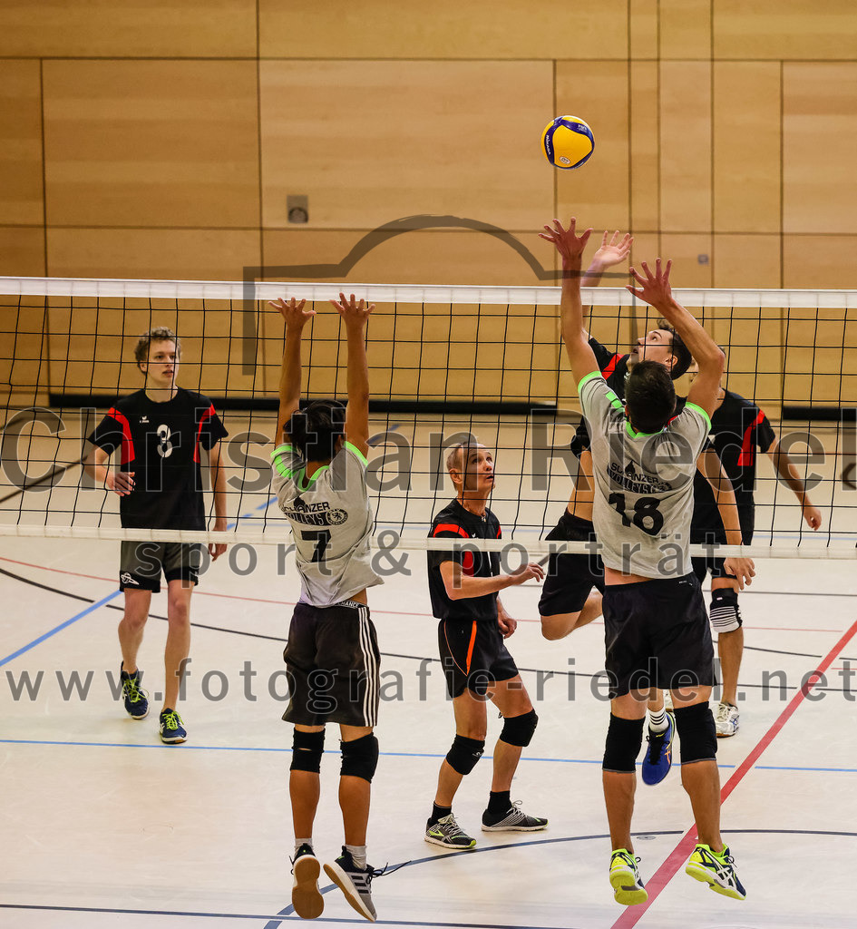 2021-11-27_140_TuS_Oberding_II_gegen_MTV_1881_Ingolstadt_III | Oberding, Deutschland, 27.11.2021:
Volleyball, Kreisliga 2021 / 2022, 5. Spieltag, TuS Oberding II gegen MTV 1881 Ingolstadt III, Endergebnis: 3:2

Karl Scholz (TuS Oberding, #3), Andreas Ruß (TuS Oberding, #1), Corbinian Prell (TuS Oberding, #5), Christoph Stegemann (TuS Oberding, #7)

Foto: Christian Riedel / fotografie-riedel.net