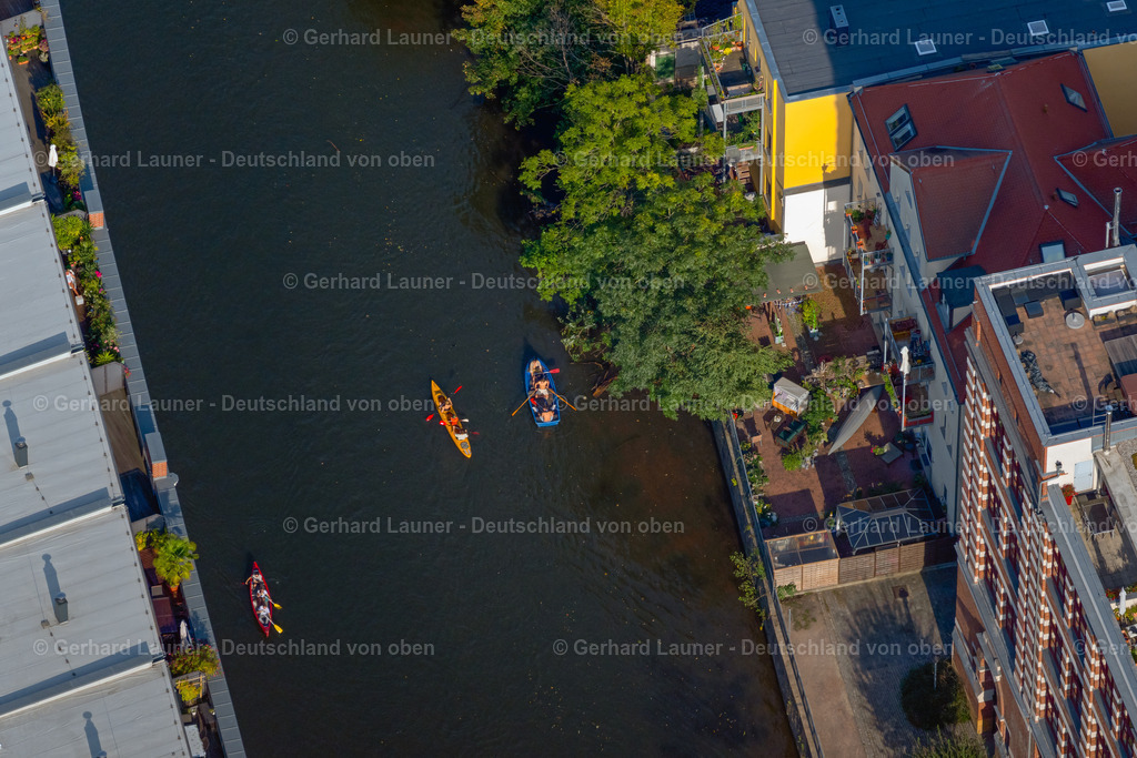 4040258 | LEIPZIG 14.09.2020 Kanuten und Ruderboot in Fahrt entlang des Flussverlaufs Weiße Elster im Ortsteil Schleußig in Leipzig im Bundesland Sachsen, Deutschland. // Canoeists and rowing boat in motion along the course of the Weisse Elster river in the district Schleussig in Leipzig in the state Saxony, Germany. Foto: Gerhard Launer