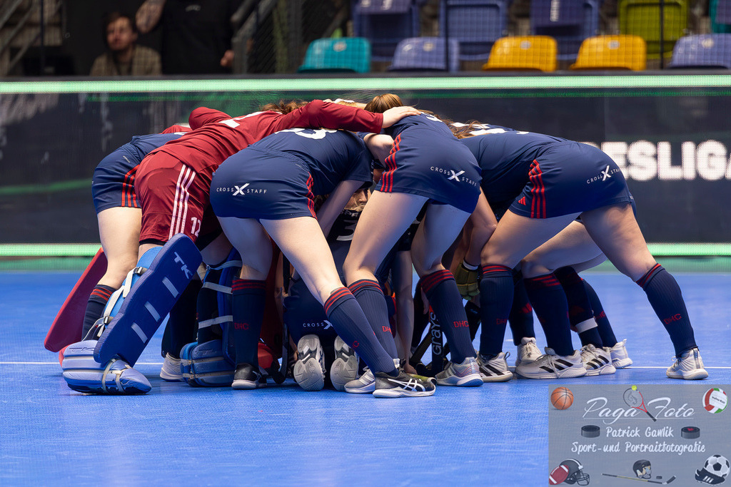Volvo E.R.B. Final 4 Halbfinale Frauen: Mannheimer HC - Düsseldorfer HC, 25.01.2025 | Teamkreis Düsseldorfer HC, Mannheimer HC - Düsseldorfer HC, Frankfurt, Süwag Arena, 25.1.2025 - Realisiert mit Pictrs.com