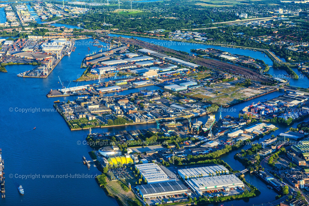 Hamburg_Steinwerder_Hafen_ELS_3297090823 | HAMBURG 09.08.2023 Hafenanlagen am Ufer des Hafenbeckens im Stadtteil Steinwerder in Hamburg. // Port facilities on the banks of the harbor basin in the Steinwerder district in Hamburg. Foto: Martin Elsen