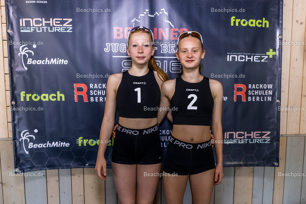 2025-200076207-Jugend-Beach-Serie-Fotobox | Pinar Atalay, Bundeskanzler Friedrich Merz 31.05.2025; Berlin Foto: Gerold Rebsch - www.beachpics.de