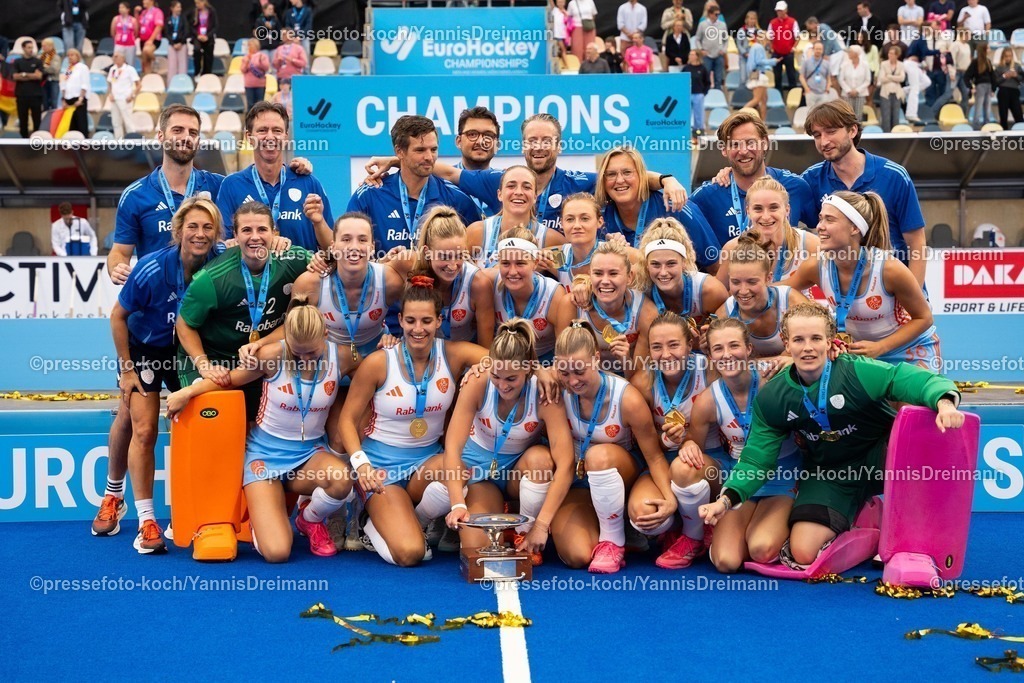 xydrx17082509019 | 17.08.2025, xydrx, Frauen EuroHockey Championship 2025, Finale, Niederlande - Deutschland, Sparkassenpark Mönchengladbach: die Niederländische Nationalmannschaft bejubelt den Sieg im Finale