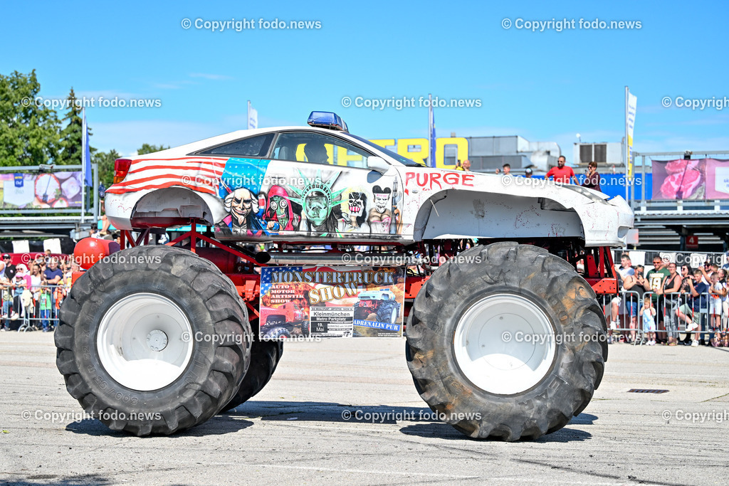 Linz_ Autostunt_ Monstertruck_ Show_ 20.05.2024-46 | 20.05.2024, Linz, AUT, Stuntshow, im Bild Linz, Autostunt, Monstertruck, Show, Schrottauto, Stuntman, Motor, Artistik, Ueberschlag, Feuershow, Zuschauer