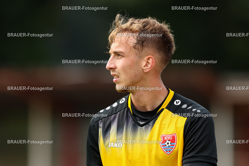 1_SVSKFC_20250726_1055.JPG -  - SV Schermbeck - KFC Uerdingen  - Testspiel | Schermbeck, Deutschland, 26.07.25: Etienne-Noel Reck (KFC Uerdingen) schaut während des Testspiel Spiels zwischen SV Schermbeck - KFC Uerdingen  in der Volksbank Arena am 26. July 2025 in Schermbeck, Deutschland. (Foto von Stefan Brauer/Brauer-Fotoagentur)