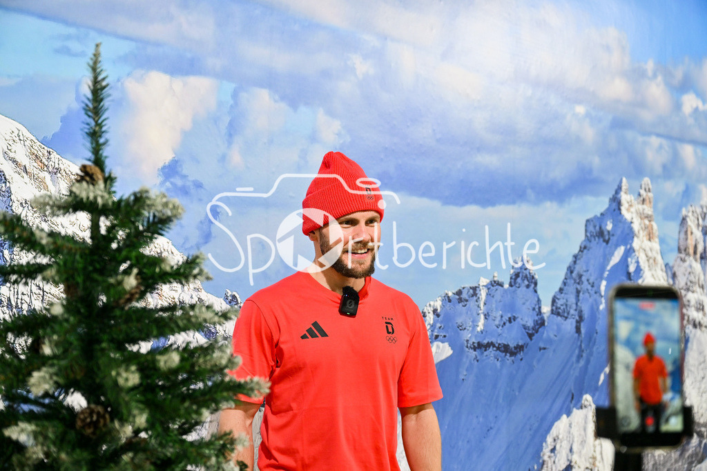 Einkleidung Team D Milano Cortina 2026 | Munich, GERMANY - 12. JANUARY: Parker TUOMIE (Eishockeyspieler der Kölner Haie) bei der Einkleidung des Teams D am 12.01.2026 in der MTC world of fashion in München