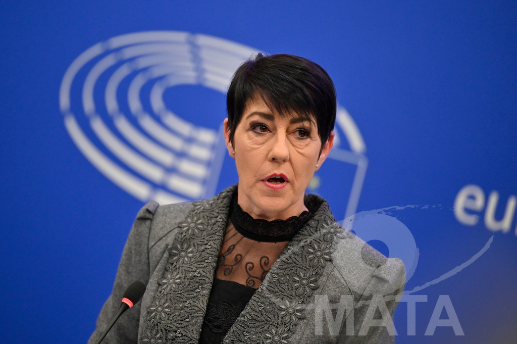 _DWI0166 | Politikerin Christine Anderson bei einer Pressekonferenz zum Thema ' Alarmierende Statistiken zu den Folgen des COVID-Lockdowns' im Europäischen Parlament. Straßburg, 18.01.2023 - Realisiert mit Pictrs.com