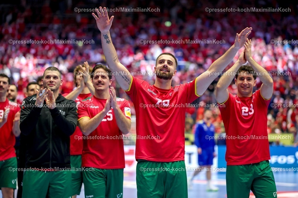 EHF16012601110 | 16.01.2026, Handball, Men's EHF EURO 2026, Portugal - Rumänien, Jyske Bank Boxen in Herning, Dänemark, Preliminary Round: Abschlussjubel Portugal nach dem Sieg gegen Rumänien.  Antonio Antunes Baeta Rodrigues Areia (Portugal #25)  Martim Mota Costa (Portugal #79)  Diogo Ferraz Branquinho (Portugal #23) 