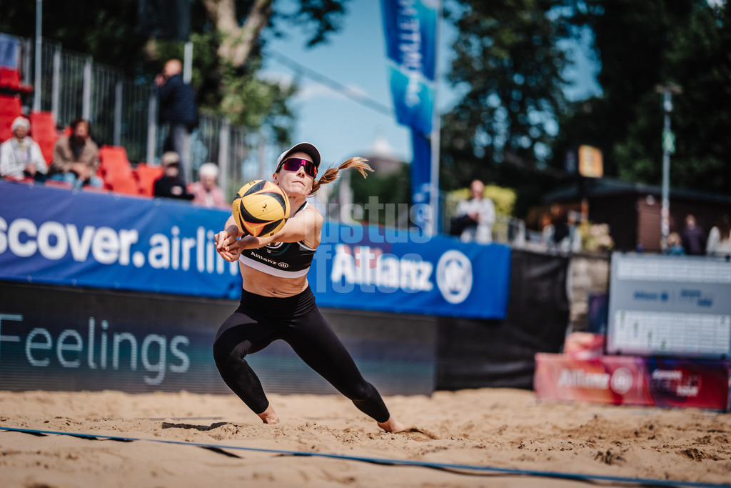 Beachvolleyball | Frauen | Allianz German Beach Tour 2025 | Tourstop Düsseldorf | 08.05.2025 | Maja Rosko nimmt den Ball an