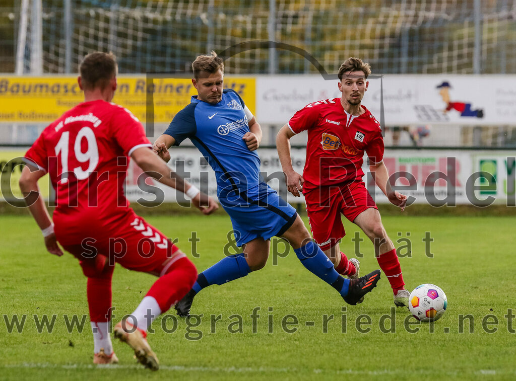 2023-11-04_030_FC_Langengeisling_gegen_VfL_Waldkraiburg | Erding, Deutschland, 04.11.2023:
Fußball, Bezirksliga Oberbayern Ost 2023 / 2024, 16. Spieltag, FC Langengeisling gegen VfL Waldkraiburg, Endergebnis: 2:0

Marius Bindiu (VfL Waldkraiburg, #19), Hannes Dornauer (FC Langengeisling, #33), Valmir Bakiji (VfL Waldkraiburg, #27)

Foto: Christian Riedel / fotografie-riedel.net