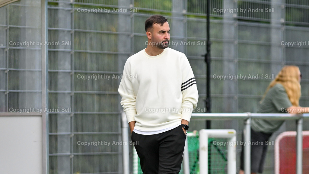 TSV Kronshagen vs. TSB Flensburg | Trainer Coskun Yamak (TSVK) / Fußball-Landesliga Schleswig Männer 2025/2026 / TSV Kronshagen vs. TSB Flensburg / Kunstrasenplatz (Platz 5) / Kronshagen / 06.09.25 - Realisiert mit Pictrs.com