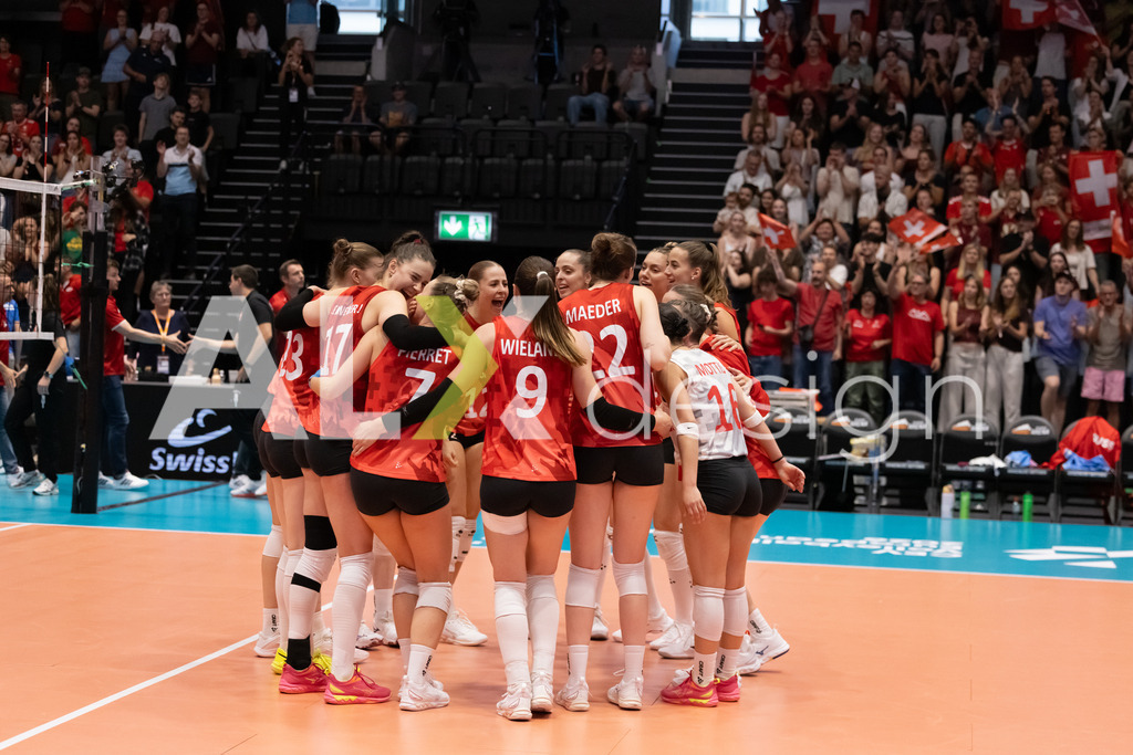 Austria v Switzerland - CEV European League Women | KRIENS, SWITZERLAND - JUNE 14: Team of Switzerland celebrating the win during the CEV European League match between Austria and Switzerland at Pilatus Arena on June 14, 2026 in Kriens, Switzerland. - Realisiert mit Pictrs.com