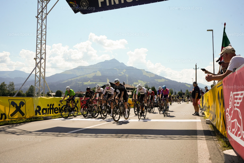 119_20230817_Bewerb_Maenner_Muehlanger | AUT - OESTERREICH, 2023-08-16: SPORT RENNRAD-FAHREN - 55. INTERNATIONALER RADWELTPOKAL IN ST. JOHANN IN TIROL  - Vintage-Radrennen mit WM-Bronze-Medaillen-Siegerin Christina Schweinberger, den Teilnehmer und Alexander Baumann (vom Orginastions-Team) - TAG 2 BEWERB MAENNER IN SECHS GRUPPEN  ; Foto: Roland Muehlanger