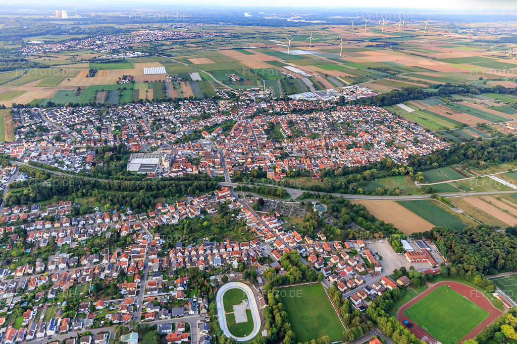 Luftbild: Ortsansicht aus Norden in Dudenhofen im Bundesland Rheinland-Pfalz in Deutschland. Foto: IMG_116562.jpg vom 11.08.2019 durch Werner Riehm/FLY-FOTO.de