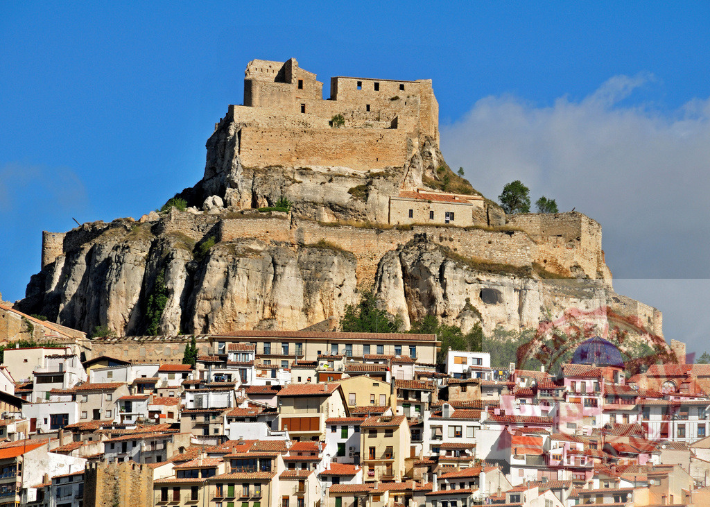 Morella castle fortress dominating ancient Spanish town on a hill. Spain - Castellon | Morella castle fortress and ancient town built on a rocky hill in Spain - Realisiert mit Pictrs.com