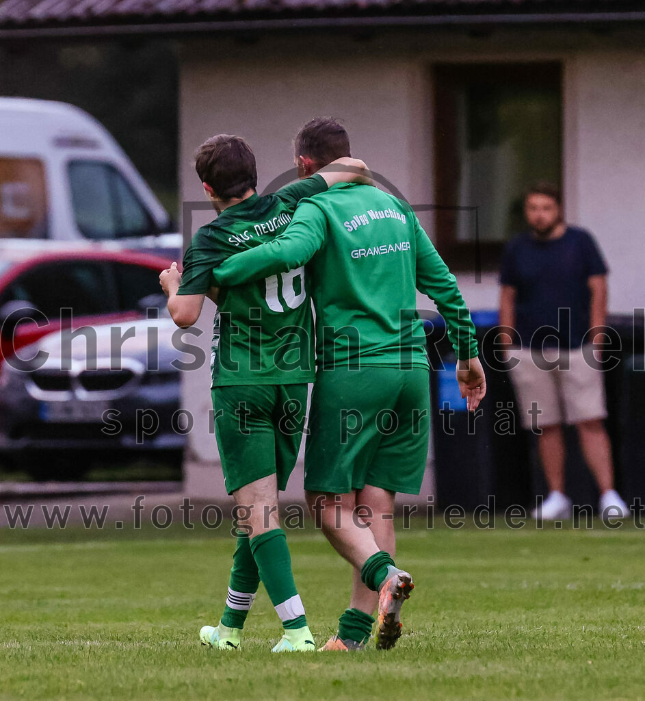 2023-07-25_108_SpVgg_Neuching_gegen_FC_Finsing | Neuching, Deutschland, 25.07.2023:
Fußball, A-Klasse 2023 / 2024, Toto Pokal, SpVgg Neuching gegen FC Finsing, Endergebnis: 2:4

Lukas Haberthaler (SpVgg Neuching, #16), Trainer Robert Edlfurtner (SpVgg Neuching)

Foto: Christian Riedel / fotografie-riedel.net
