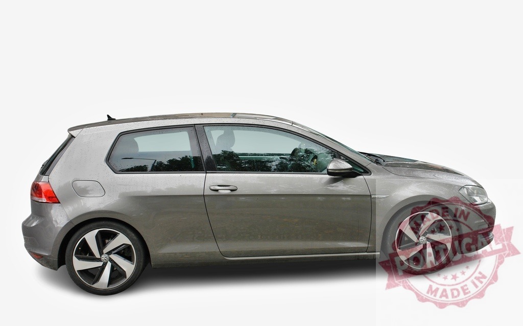 Volkswagen Golf VII car parked, showing left side view | Modern Volkswagen Golf VII car parked, showing left side view, isolated on white background - Realisiert mit Pictrs.com