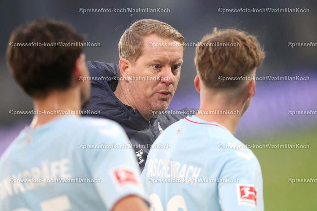 RWE06012402153 | 06.01.2024, Essen, Fußball, Herren, Stadion an der Hafenstraße, Testspiel, Rot-Weiss Essen – 1. FC Köln:  Cheftrainer Timo Schultz (1.FC Köln) steht bei seinem ersten Spiel als neuer Trainer mit seiner Mannschaft zusammen. 
DFB regulations prohibit any use of photographs as image sequences and or quasi-video.