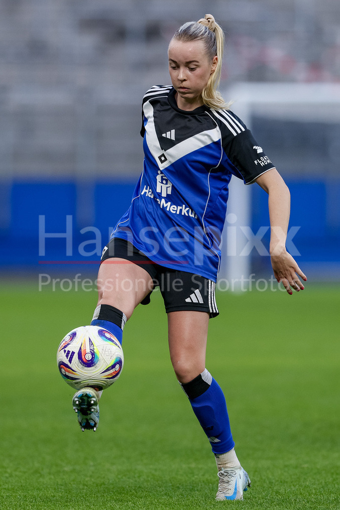 Fussball, Google Pixel Frauen-Bundesliga, Hamburger SV - Eintracht Frankfurt | Mia Büchele (Hamburger SV, 17) am Ball, Einzelbild, Ganzkörper, Aktion, Action, Spielszene, DIE DFB-RICHTLINIEN UNTERSAGEN JEGLICHE NUTZUNG VON FOTOS ALS SEQUENZBILDER UND/ODER VIDEOÄHNLICHE FOTOSTRECKEN. DFB REGULATIONS PROHIBIT ANY USE OF PHOTOGRAPHS AS IMAGE SEQUENCES AND/OR QUASI-VIDEO.