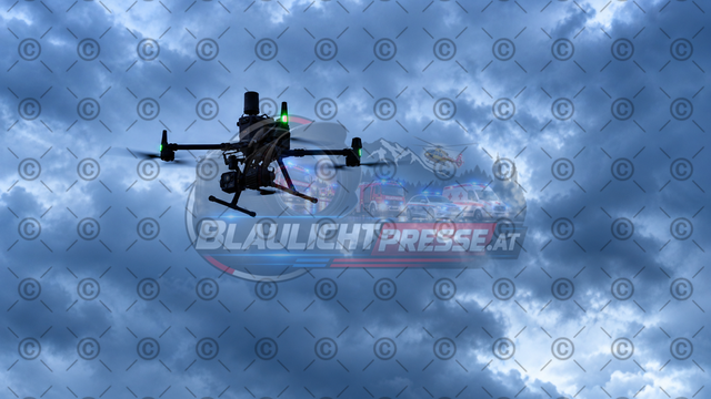 Feuerwehrdrohne auf dunklem Himmel | Eine Feuerwehrdrohne im Einsatz. Dahinter ein Himmel mit dunklen Wolken - Realisiert mit Pictrs.com
