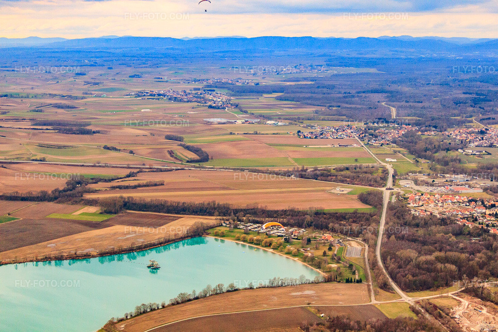 Aerial view: Paramotor at the Bassin des Mouettes and Camping Municipal des Mouettes in Lauterbourg in the state Bas-Rhin, France. – Photo: IMG_62485.jpg taken on 03/01/2014 by Werner Riehm/FLY-FOTO.com – Resolution of the original: 4752 x 3168 px – Le camping de Lauterbourg