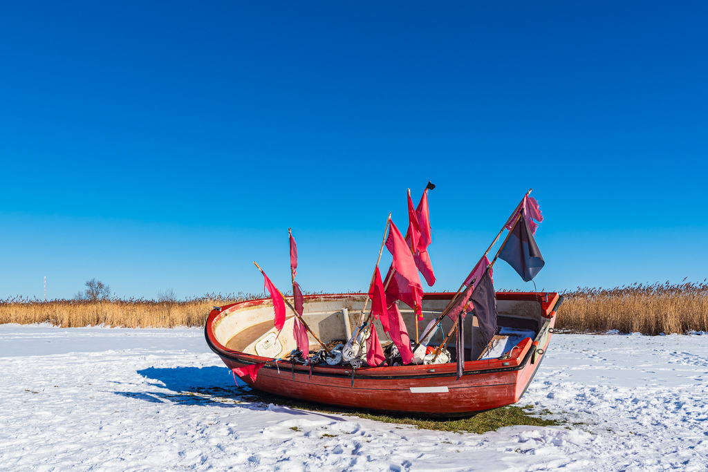 Fischerboot im Hafen von Althagen am Bodden auf dem Fischland-Darß im Winter | Fischerboot im Hafen von Althagen am Bodden auf dem Fischland-Darß im Winter.