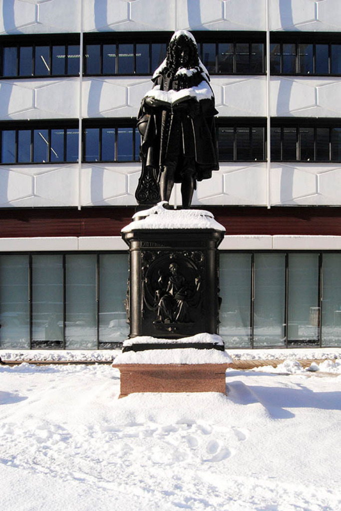 Foto: Leipzig - Leibniz Denkmal im Winter | Das Team hinter BILDLEXIKON LEIPZIG bündelt historische wie aktuelle Informationen über die Stadt Leipzig in Text und Bild auf einer Plattform und stellt diese der interessierten Öffentlichkeit zur Verfügung.