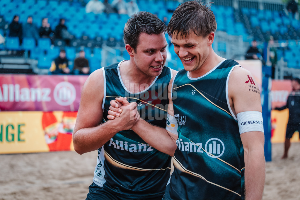 Beachvolleyball | Männer | Allianz German Beach Tour 2025 | Tourstop Hamburg | 29.05.2025 | v.l. Jonas Kaminski und Luis Kubo freuen sich nach dem Sieg