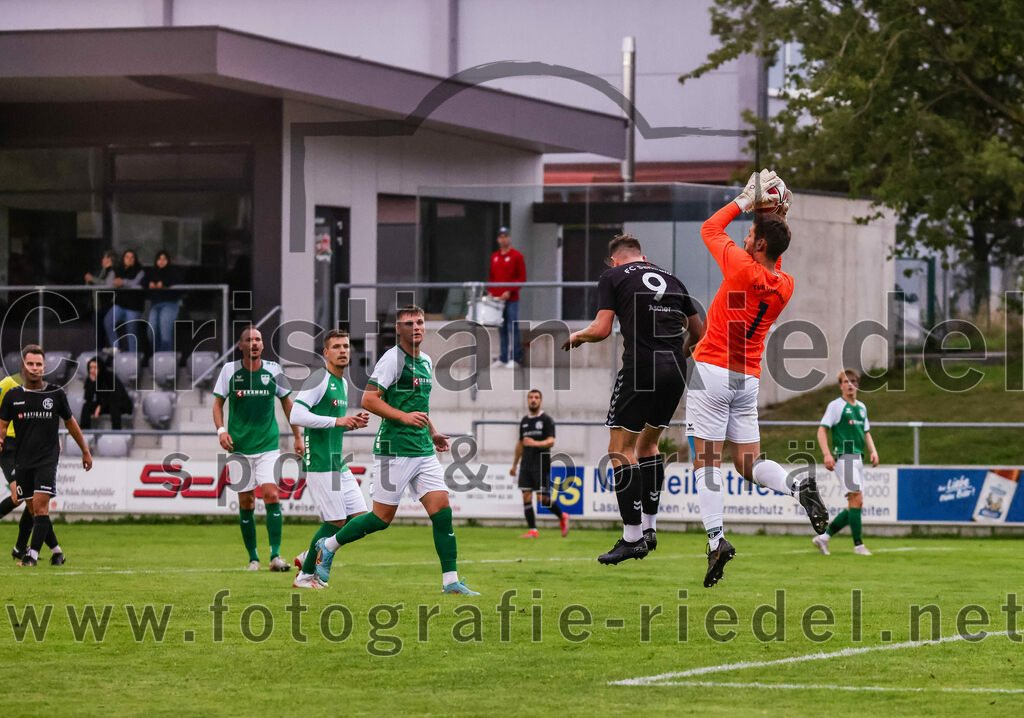 2023-08-09_095_FC_Schwaig_gegen_TuS_Geretsried | Deutschland, 09.08.2023:
Fußball, Landesliga Südost 2023 / 2024, 5. Spieltag, FC Schwaig gegen TuS Geretsried, Endergebnis: 4:1

Raffael Ascher (FC Schwaig, #9), Torwart Cedomir Radic (TuS Geretsried, #1)

Foto: Christian Riedel / fotografie-riedel.net