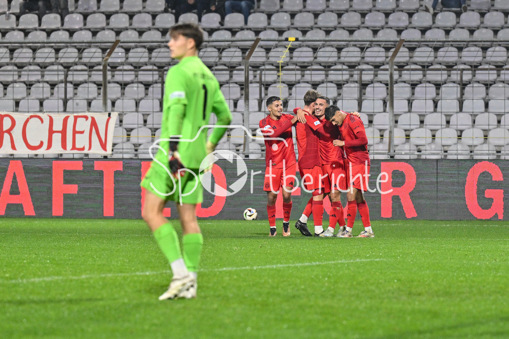 FC Bayern Amateure - FV Illertissen | Jubel der Hausherren nach dem Treffer zum 2-1 durch Arijon IBRAHIMOVIC (FC Bayern München II #10) / Freude / Happy / Tor / Torschuetze