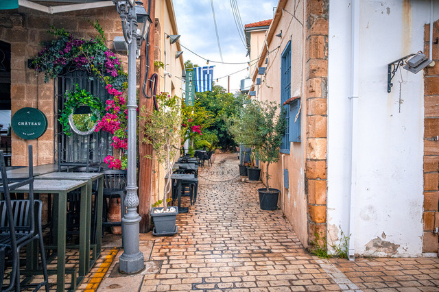 Gasse mit Cafés und Pflanzen in Polis auf Zypern | Gasse mit Cafés und Pflanzen in Polis auf Zypern