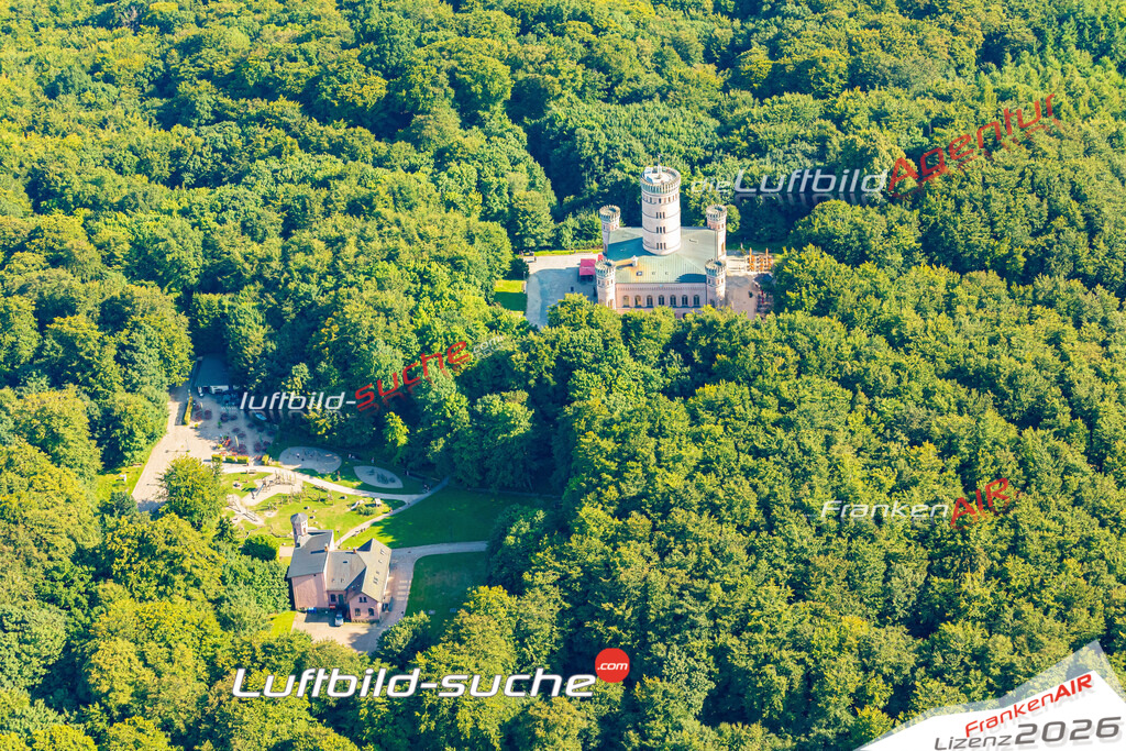 Klassische Luftaufnahme ohne Drohne zeigt:Jagdschloß Granitz bei Binz - Die Luftbildaufnahme wurde 2025 vom UL-Flugzeug heraus erstellt ( keine Drohnenaufnahme ) - Hochauflösende Luftaufnahme -Nicht vergleichbar mit Google Maps oder Satelittenbilder- Die Geschenkidee !Mit Lizenz und Bildrechte bestellbar