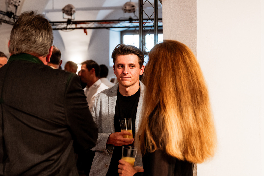 SR502646 | Media Hub Simon Reisinger - Realisiert mit Pictrs.com