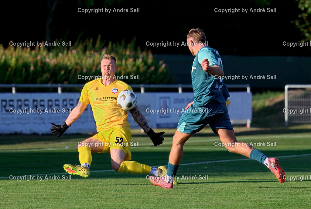 PSV Neumünster vs TSB Flensburg | Ben Luca Nohns (PSV #9) scheitert an Ole Rathmann (TSB #52) / Fußball-Oberliga Männer 2026/2027 / PSV Neumünster vs TSB Flensburg / PSV Stadion Platz A / Neumünster / 07.08.26 - Realisiert mit Pictrs.com