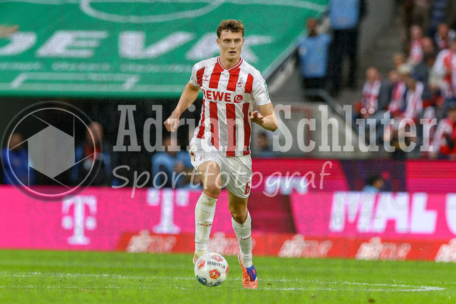 1. FC Köln vs FC Augsburg - 1. Bundesliga  | Köln, Deutschland, 18.10.25:   Eric Martel (1. FC Köln) in Aktion am Ball, Einzelaktion waehrend des Spiels der 1. Bundesliga zwischen  1. FC Köln vs FC Augsburg im RheinEnergieStadion(Foto von Brauer-Fotoagentur / Adrian Schlueter)