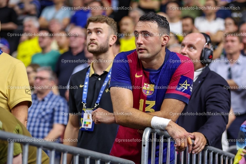 KoeEHF14062502091 | 14.06.2025, Handball, Halbfinale TruckScout24 EHF FINAL4, LANXESS arena Köln, FC Barcelona - SC Magdeburg: Rote Karte und Platzverweis Aitor Arino Bengoechea (Barca FC Barcelona ESP #13) mus das Spiel nach dem Foulspiel auf der Tribüne weiter verfolgen. 