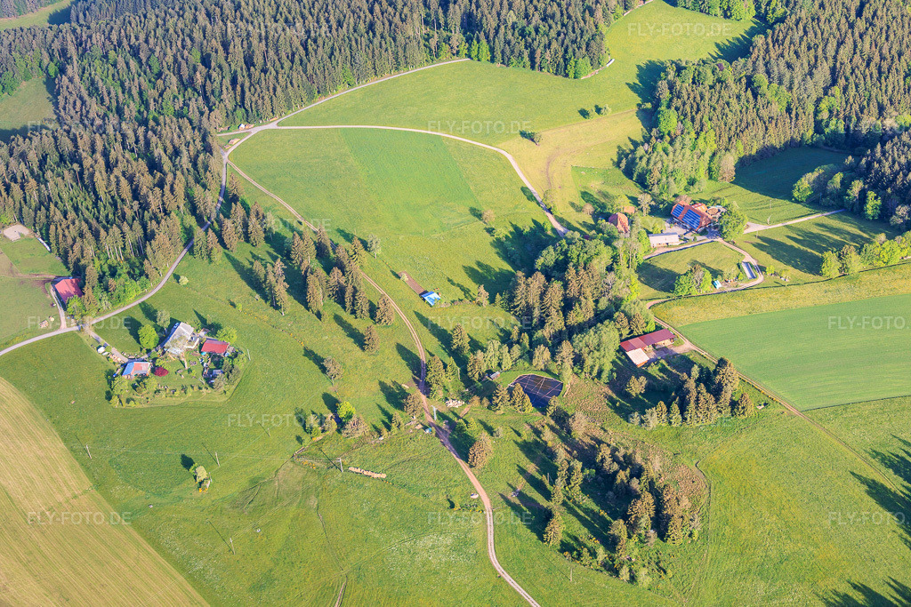 Luftbild: Schwarzwaldhöfe am Simonshansenhofweg im Ortsteil Kirnbach in Wolfach im Bundesland Baden-Württemberg in Deutschland.Foto: IMG_156282.jpg vom 17.05.2026 durch Werner Riehm/FLY-FOTO.deAuflösung des Originals: 6000 x 4000 px