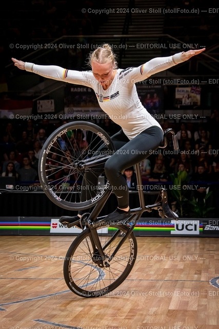 20241026OAS33571-lic | FUELLER Lara (GER / RKV Poppenweiler) First Place at UCI World Championships Indoor Artistic Cycling Bremen/GER Proposal 194,70 points Result 186,89 points - Realisiert mit Pictrs.com