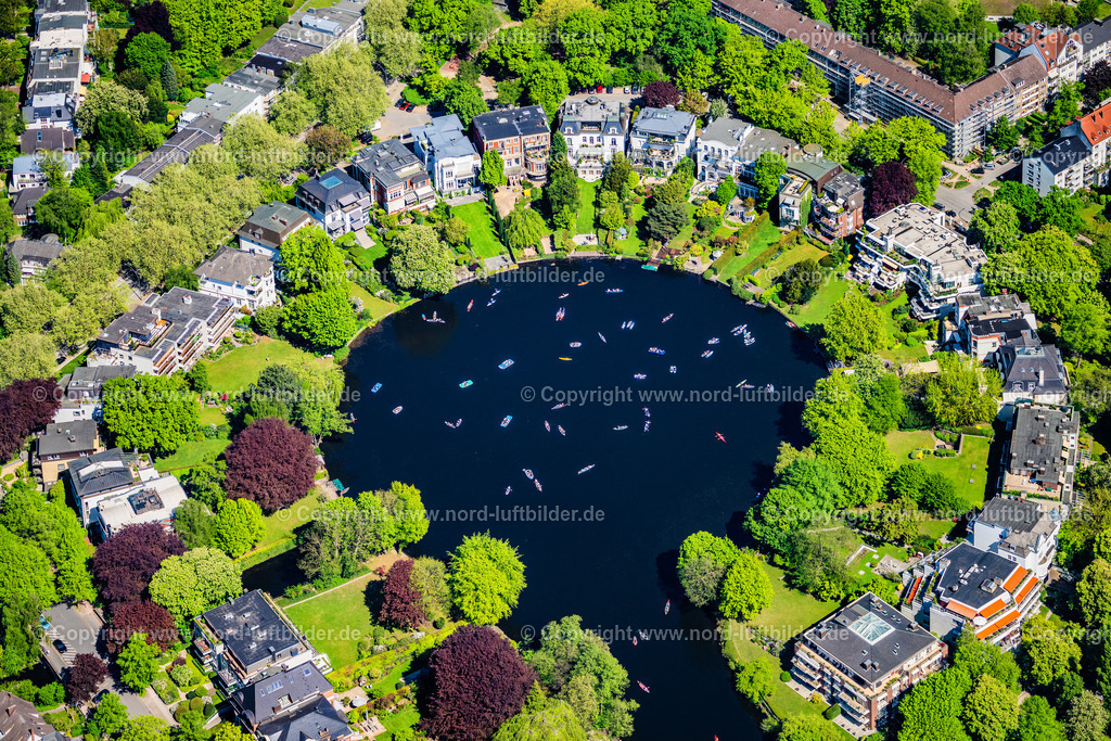 Hamburg_Winterhude_Rondeelteich_Mit_Paddlern_ELS_3588010525 | HAMBURG 01.05.2025 Villen und Häuser im Wohngebiet am Rondeelteich im Ortsteil Winterhude in Hamburg, Deutschland. // Luxury Villa and houses in the residential area at Rondeelteich in the Winterhude district in Hamburg, Germany. Foto: Martin Elsen