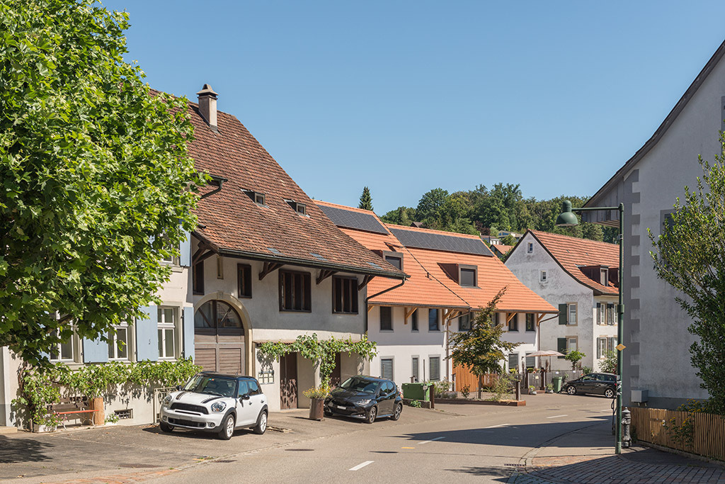 Häuserzeile im Zentrum | in Lupsingen, Baselland, Schweiz - Realisiert mit Pictrs.com