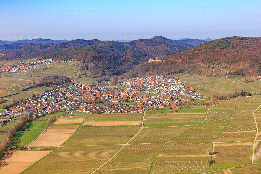 Luftbild: Winzerdorfansicht aus Osten in Klingenmünster im Bundesland Rheinland-Pfalz in Deutschland. Foto: IMG_113294.jpg vom 30.03.2019 durch Werner Riehm/FLY-FOTO.de