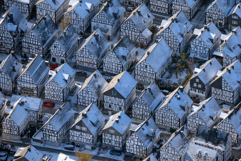 9300089 | FREUDENBERG 13.02.2021 Winterlich schneebedeckte Fachwerkhaus- und Mehrfamilienhaus- Wohngebiet im Altstadtbereich und Innenstadtzentrum Marktstraße - Unterstraße - Poststraße in Freudenberg im Bundesland Nordrhein-Westfalen. // Wintry snowy half-timbered house and multi-family house- residential area in the old town area and inner city center Marktstrasse - Unterstrasse - Poststrasse in Freudenberg in the state North Rhine-Westphalia. Foto: Gerhard Launer