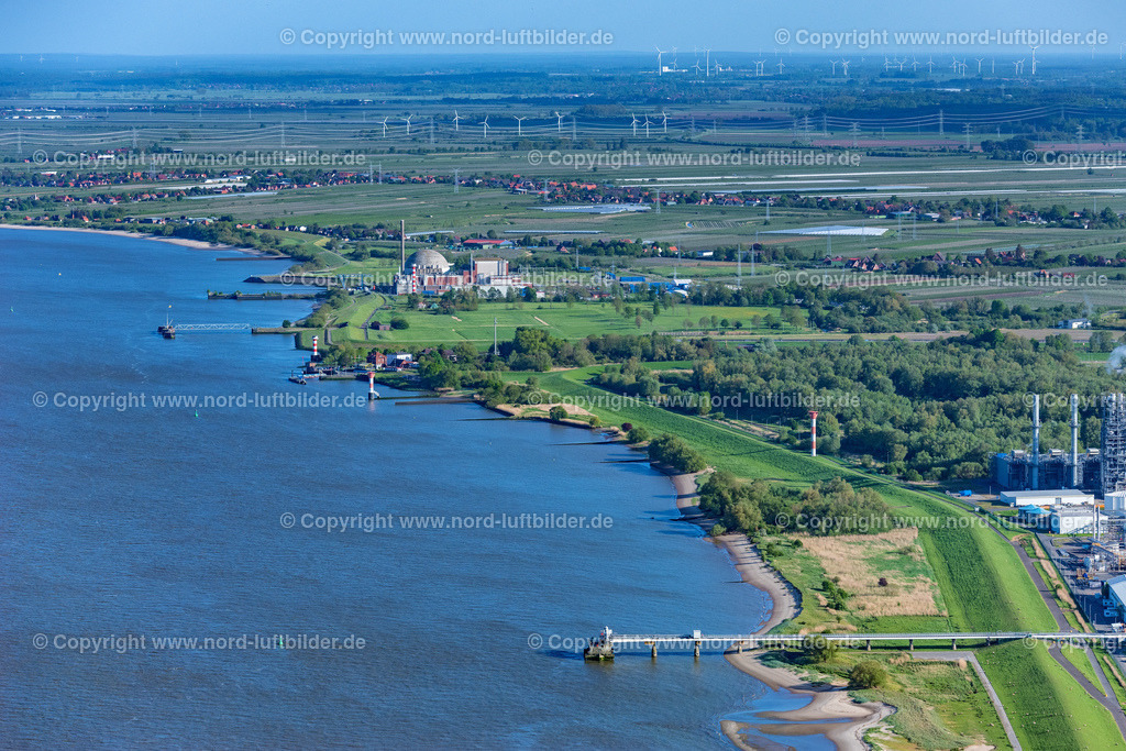 Stade_Seehafen_Lng_ELS_7907140522 | STADE 14.05.2022 Hafenanlage Stader Seehafen AOS am Bützflether Sand in Bützfleth im Bundesland Niedersachsen, Deutschland. Auf der Grünfläche soll bis 2026 der Hanseatic Energy Hub entstehen. Das geplante Terminal für den Import von verflüssigtem Erdgas (LNG) wird in den vorhandenen Industriepark integriert. Weiterführende Informationen bei: AOS Aluminium Oxid Stade GmbH,  Dow Deutschland Anlagengesellschaft mbH. // Port facility Stader Seehafen AOS am Buetzflether Sand in Buetzfleth in the state Lower Saxony, Germany. The Hanseatic Energy Hub is to be built on the green space by 2026. The planned terminal for the import of liquefied natural gas (LNG) will be integrated into the existing industrial park. Further information at: AOS Aluminium Oxid Stade GmbH,  Dow Deutschland Anlagengesellschaft mbH. Foto: Martin Elsen